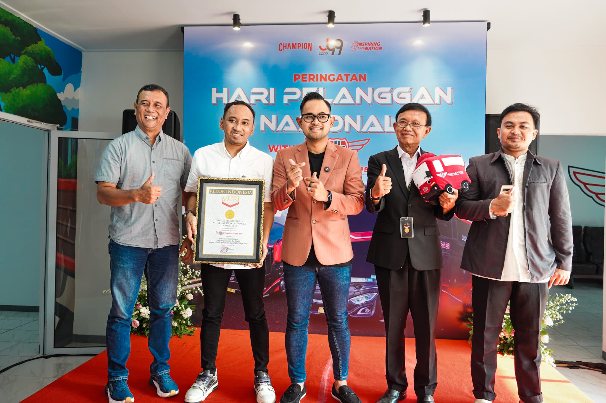 Juragan 99 Trans Rapatkan Barisan, Raih Rekor MURI Sebagai PO Dengan Bus Double Decker Full Sleeper Pertama di Indonesia