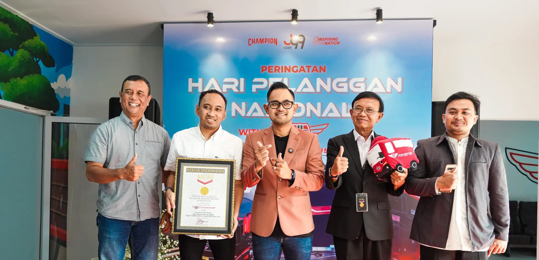 Juragan 99 Trans Rapatkan Barisan, Raih Rekor MURI Sebagai PO Dengan Bus Double Decker Full Sleeper Pertama di Indonesia