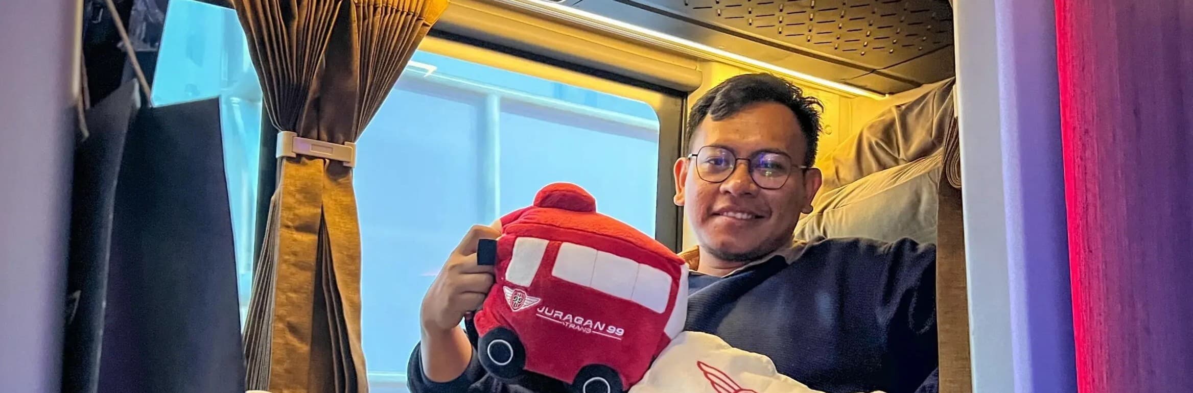 Gilang Widya Pramana Alias Juragan 99 Mendadak Jadi Pramugara Bus AKAP Juragan 99 Trans Jurusan Jakarta – Malang